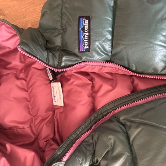 Patagonia Baby Hi-Loft Down Sweater Hoody, Green with Pink, Size 2T - Picture 3 of 5